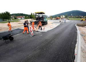 ASFALTIRANJE KROŽIŠČA FOTO LJUBO VUKELIČ 07